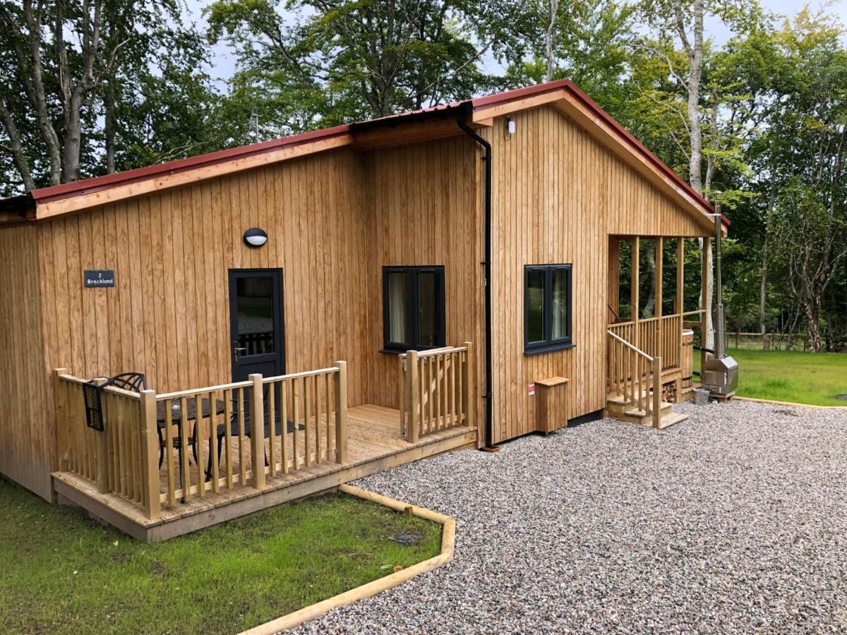 Breckland Lodge 2 With Hot Tub Belladrum エクステリア 写真