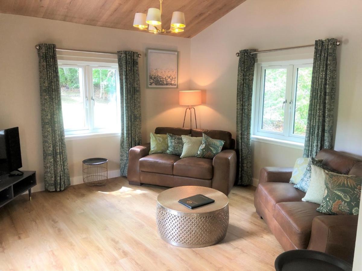 Breckland Lodge 2 With Hot Tub Belladrum エクステリア 写真